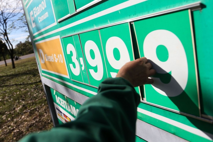 Diesel: Petrobras volta atrás e adia reajuste no preço do combustível